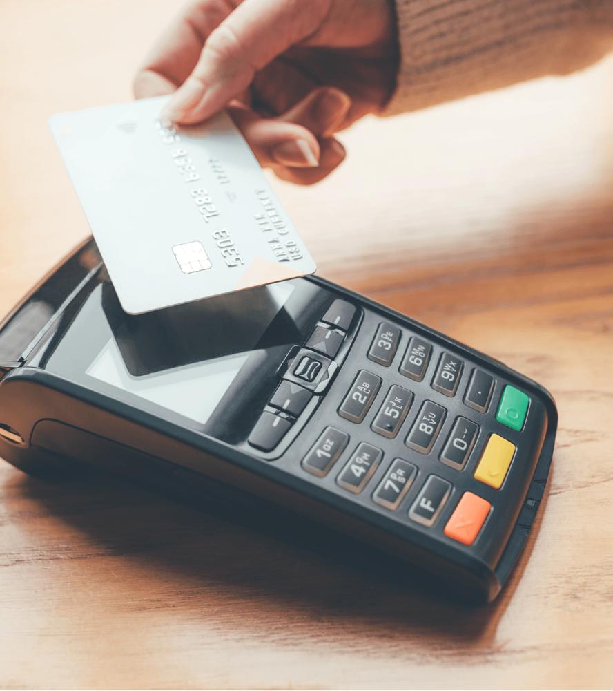 a man hand holding his credit card on a pos device